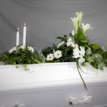 7.Tvådela dekoration i vitt med Liljor Rosor Germini och olika grönt och brudslöja