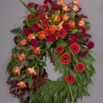 4. Höstlöv, Orange liljor, Vinröda nejlikor, Orange rosor, Orangegul germini, Texasgräs