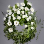 8. Vita rosor, Vita gerbera, Vita nejlikor, Brudslöja, Olika grönt