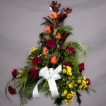 5. Höstlöv, Orange rosor, Vinröd nejlika, Gula santini, Hupericum