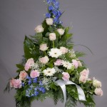 9. Kineskisk Riddarsporre, Ljusrosa rosor, Rosa nejlikor, Vita gerbera, Brudslöja